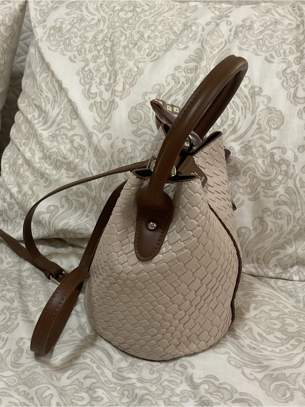Duomi Daishu Small Tan and Brown Bucket Shoulder Crossbody Bag with Tie NWOT - Picture 6 of 12